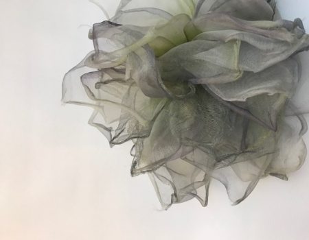 久しぶりの雨です・・・手染め手作りのコサージュ