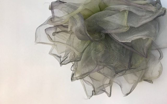 久しぶりの雨です・・・手染め手作りのコサージュ