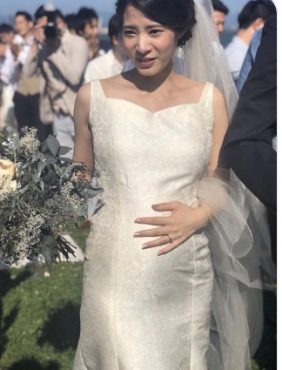 素敵！妊娠五か月のグラマラスな花嫁様