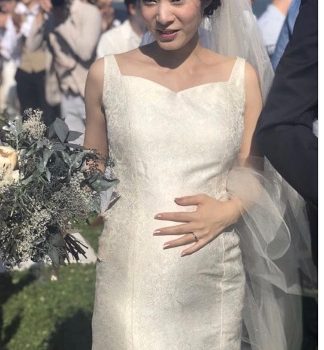 素敵!妊娠五か月のグラマラスな花嫁様