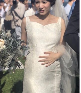 素敵!妊娠五か月のグラマラスな花嫁様