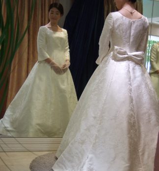 奥ゆかしい花嫁衣裳と言われます！・・・博多織ウェディングドレス