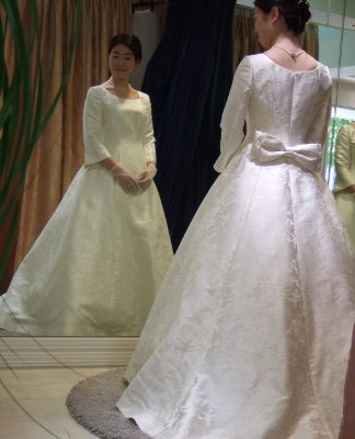 奥ゆかしい花嫁衣裳と言われます！・・・博多織ウェディングドレス